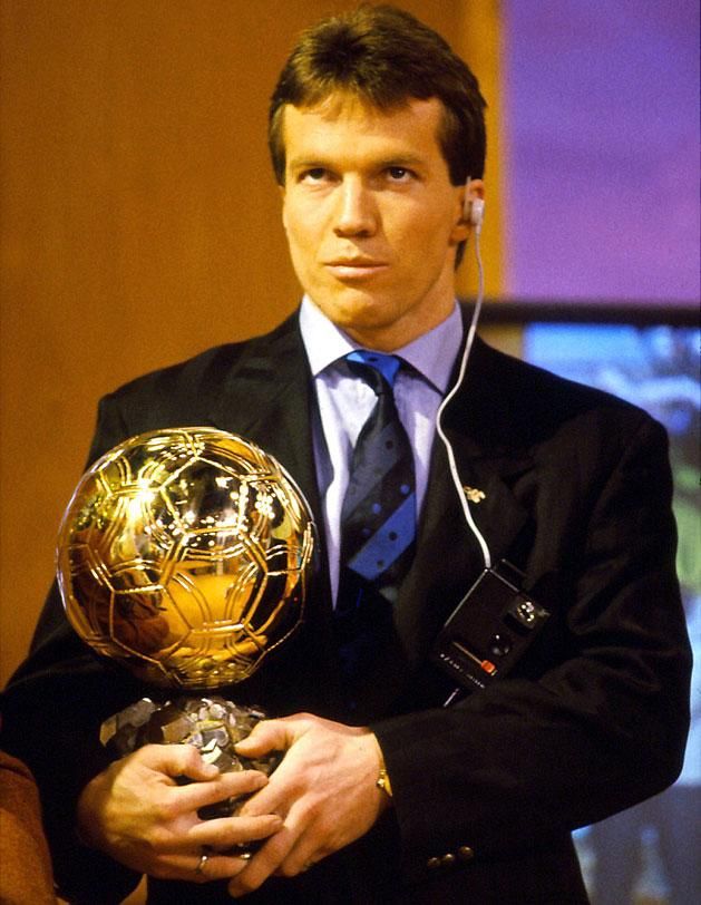 1990 , Aranylabda. A labdarúgás egyik legnagyszerűbb egyéni elismerését kapta: aranylabdás lett! Az olasz Salvatore Schillacit – aki egyébként az Olaszországban rendezett világbajnokság gólkirálya lett hat találattal – és honfitársát, Andreas Brehmét megelőzve megérdemelten vehette át a legjobbnak járó gyönyörű trófeát (Fotó: AFP)
