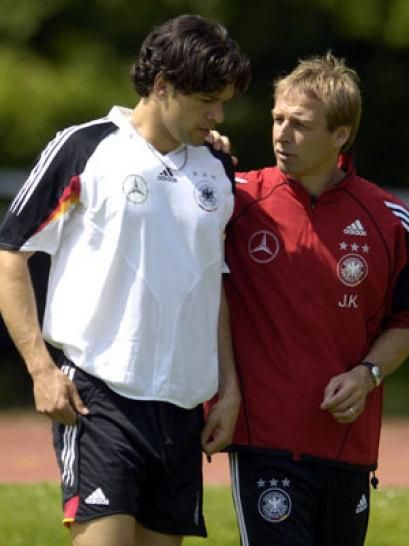 2004-ben Jürgen Klinsmann szövetségi kapitány Ballackot tette meg a válogatott csk-jának 
(Forrás: kicker.de)