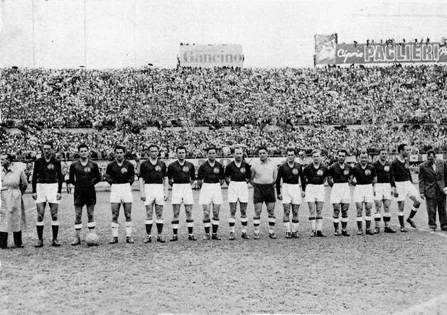 Torino, 1947: az olasz–magyar (3:2) mérkőzés előtt a magyar keret a pályán, a bal szélen Gallowich Tibor, a jobbon Sebes Gusztáv