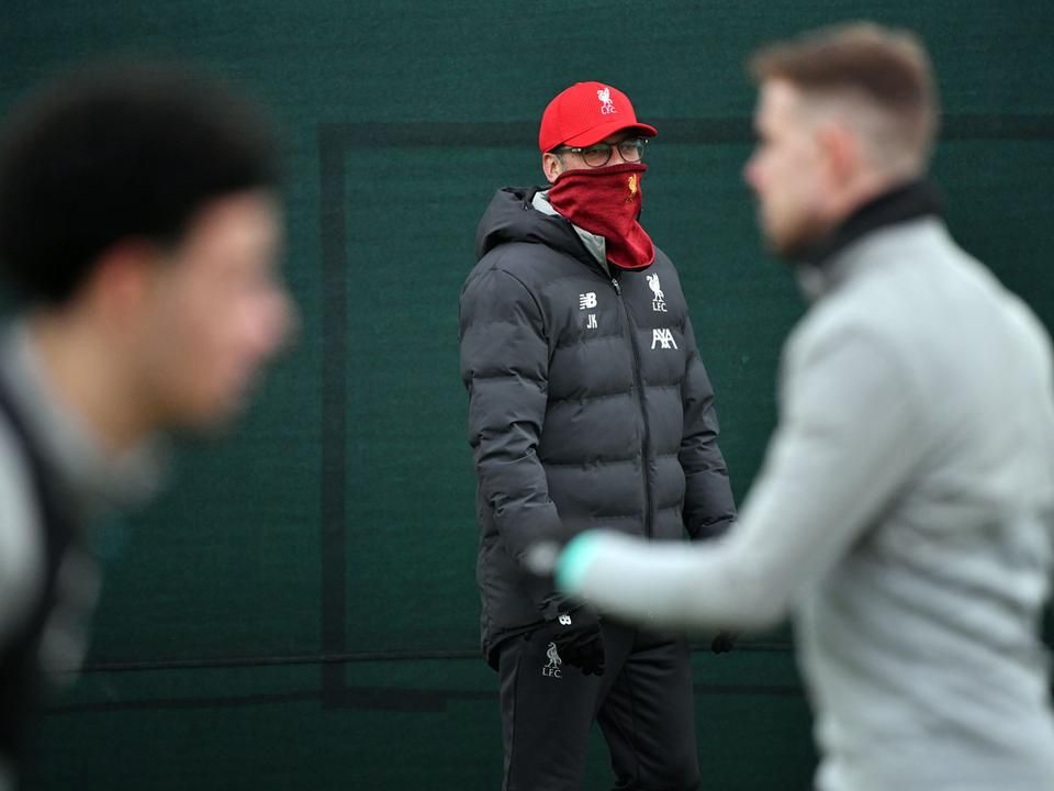 Klopp (a háttérben) tart edzést a Liverpool futballistáinak Melwoodban (Fotó: AFP)