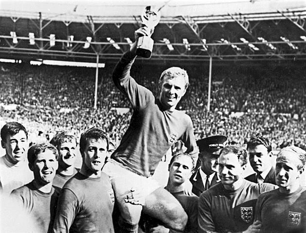 Az angoloknak 1966-ban nem volt gyanús, hogy ünneplés közben valaki kicserélte a kupát egy másolatra (Fotó: AFP)