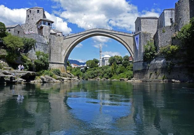 Az Öreg híd a mai napig sokat jelent a bosnyák válogatott labdarúgónak (Fotó: AFP)