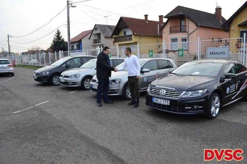 A debreceni labdarúgók megkapták új autóikat (Fotó: dvsc.hu)
