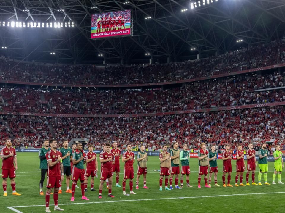 A győztes meccs után a csapat ismét közösen énekelte a Himnuszt a szurkolókkal (Fotó: Árva Károly)