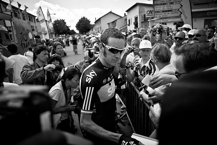 Wiggins autogramot oszt a célba érés után (Fotó: Scott Mitchell/Team Sky Cycling)