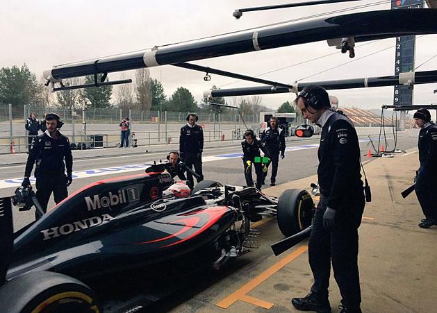 Alonso reményt adó keddje után Button ül a McLaren-Hondában, amelyhez új alkatrészek érkeztek