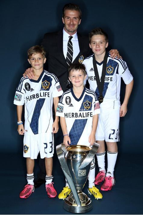 Beckham és a srácok az MLS trófeájával (Forrás: Sun)