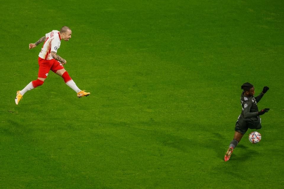 Angelino gólt érő lövése felülnézettből (Fotó: AFP)