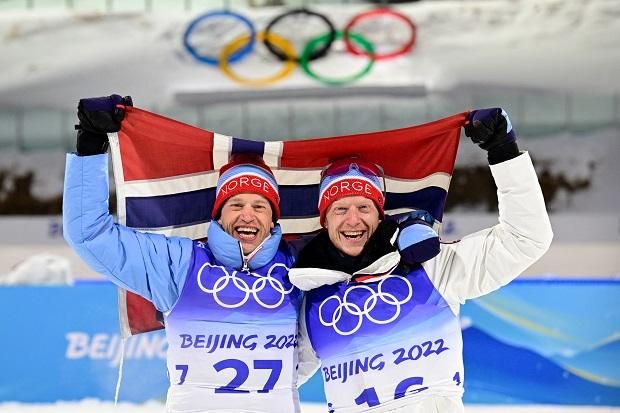 Öröm a köbön: Johannes és Tarjei Bö a norvég zászlóval ünnepel (Fotó: AFP)