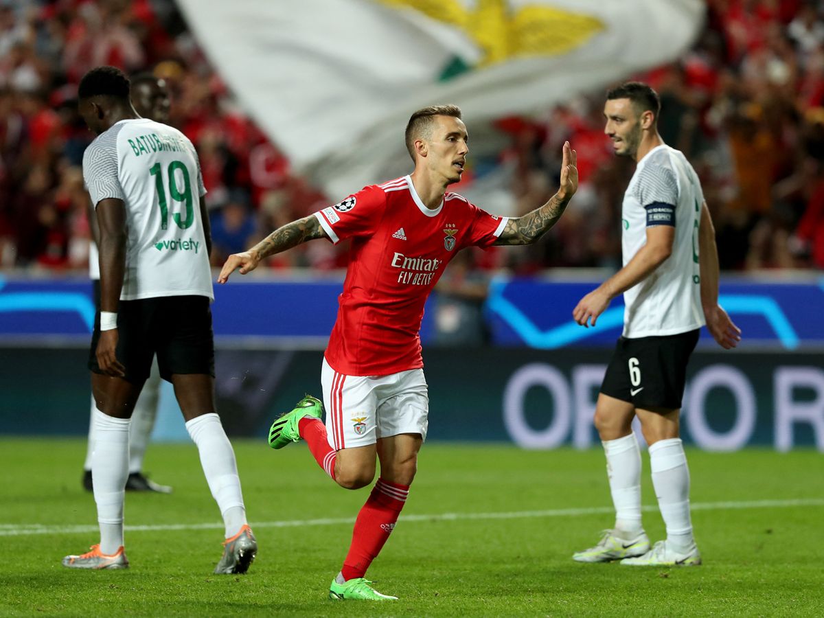 Grimaldo (pirosban) gólpassz után gólt is szerzett (Fotó: AFP)