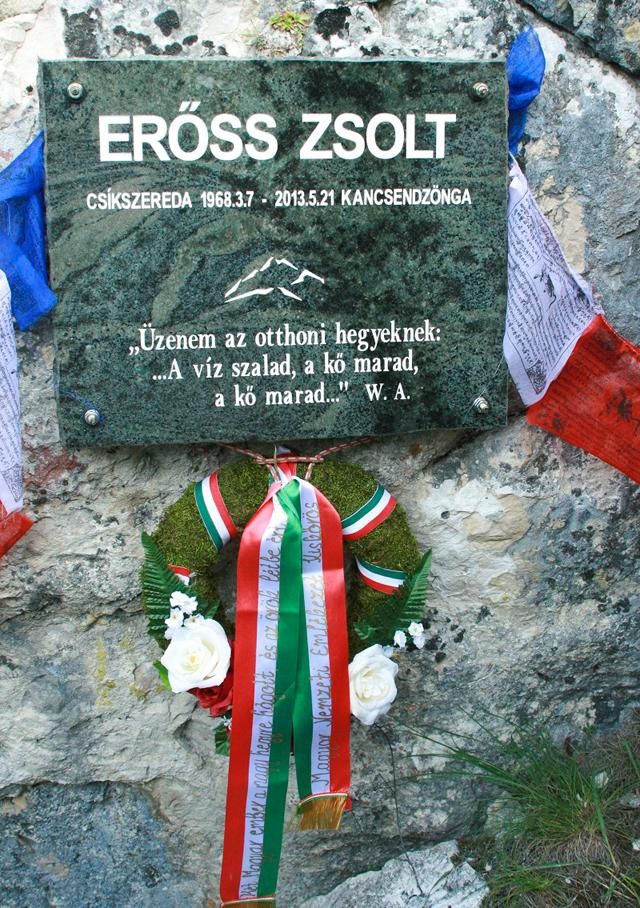 Erőss Zsolt emléktáblája a sziklatornyon (Fotók: Magyarok a világ nyolcezresein)