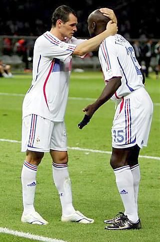 Sagnol és Thuram a 2006-os vb-döntő elvesztését siratja 
(Fotó: Reuters)