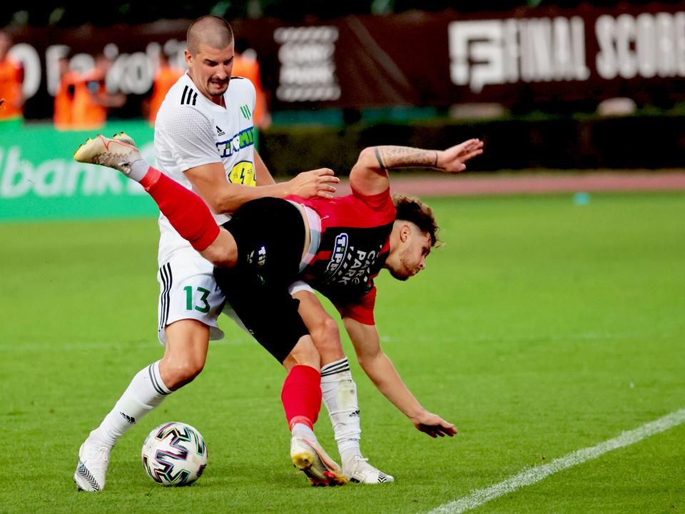 Devecseri Szilárd (fehérben)  nemcsak határozottan játszott, hanem gólt is szerzett (Fotó: Tumbász Hédi)