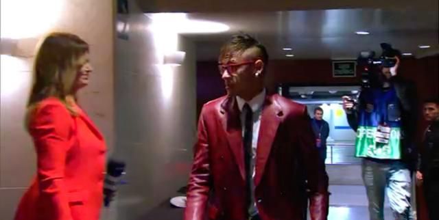 Neymar ebben a szerelésben érkezett a meccsre