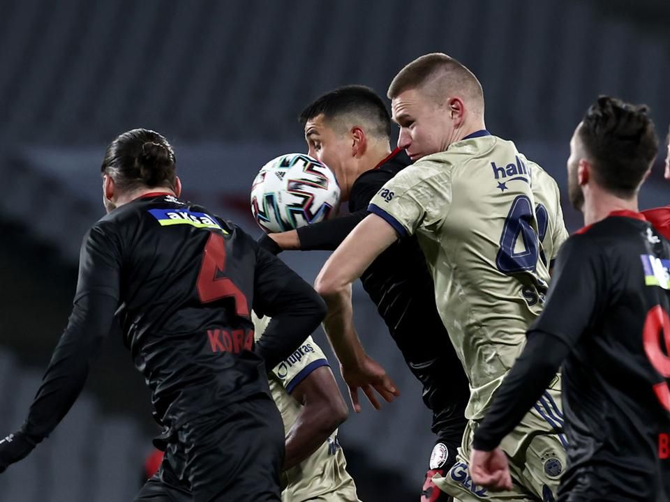 Szalai Attila (41) jobb oldali beadásra érkezett középen, a labda a menteni igyekvő védőről pattant a gólt szerző Mame Thiam elé (Fotó: AFP)