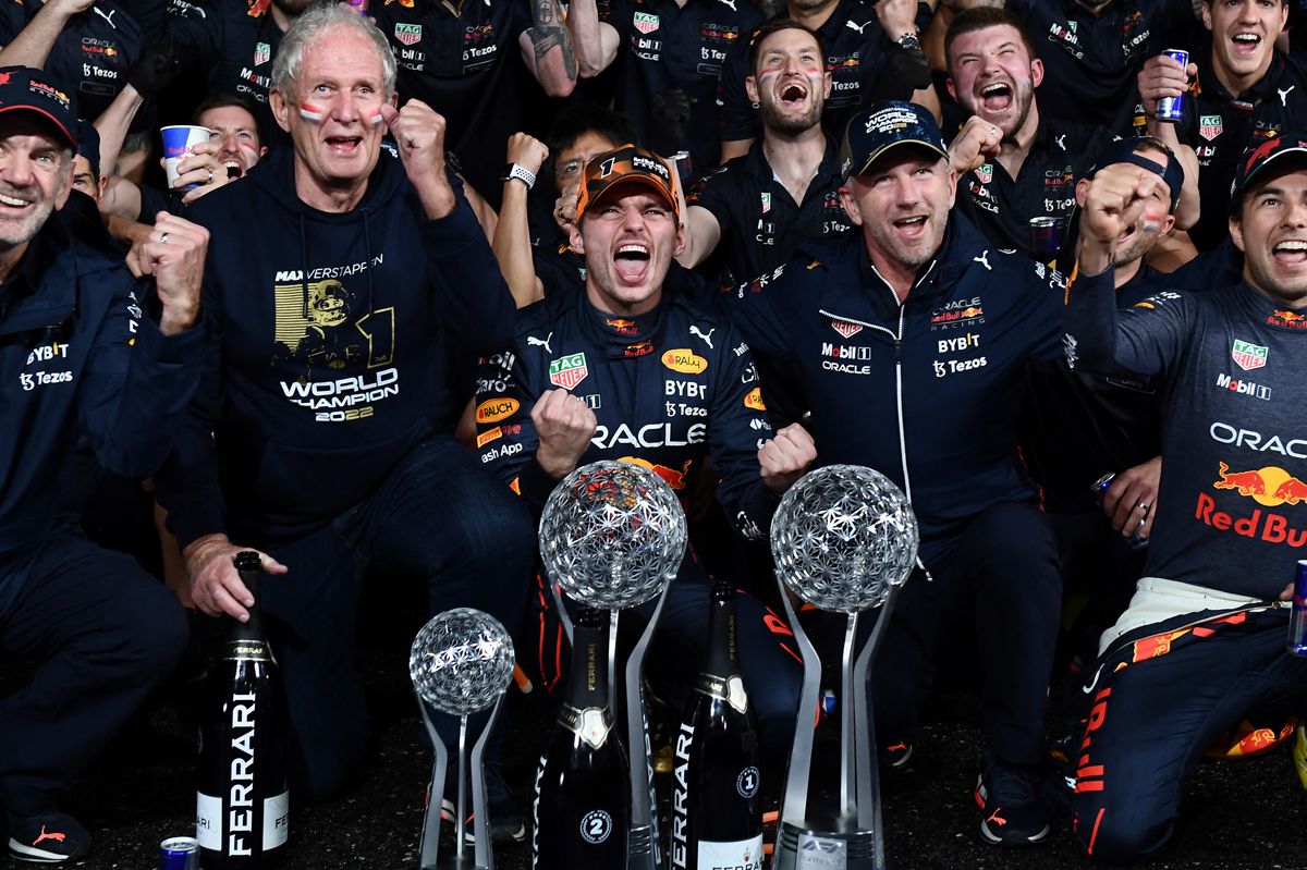 A Red Bull vezetői és Max Verstappen eksztázisban ünnepeltek – még édesebbé tette a címvédést, hogy épp a Honda hazai pályáján, Szuzukában sikerült elérni (Fotó: AFP)