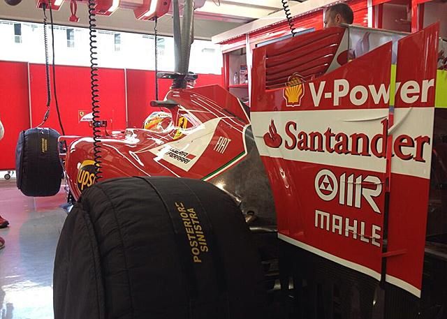 Alonso menetre készen áll a garázsban (Fotó: Twitter/InsideFerrari)