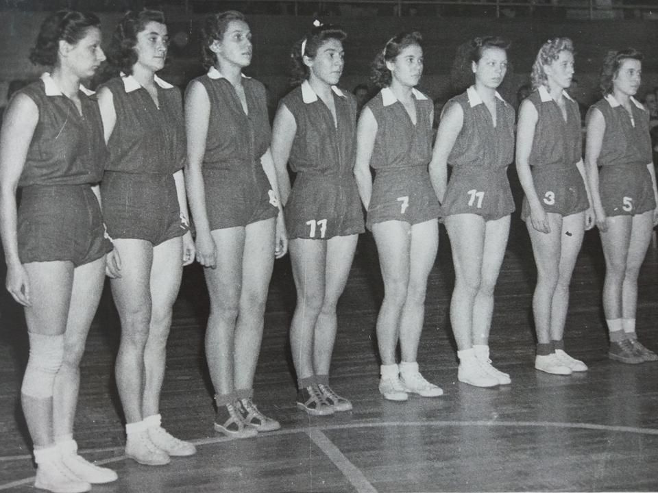 A sportág első hazai sztárcsapata a KASE volt, középen a két Fekete lány, Margit (17) és Ilona (7)