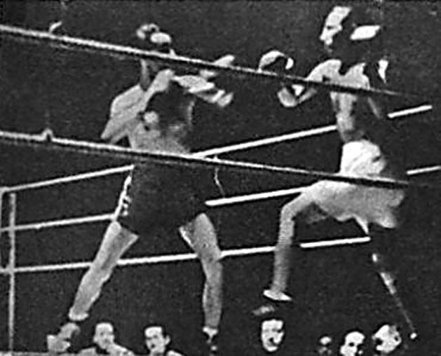 Frigyes Dezső (balra) sarokba szorítja ellenfelét, a nézők viszont őt szorították ki