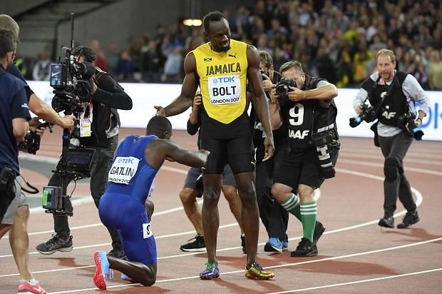 A világbajnok Justin Gatlin főhajtása Usain Bolt előtt