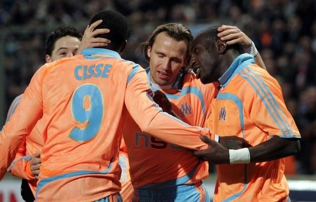 Zenden nem keveredett Marseille-ben rossz társaságba, itt Mamadou Niang és Djibril Cissé között örül, mögötte Samir Nasri (Fotó: AFP)