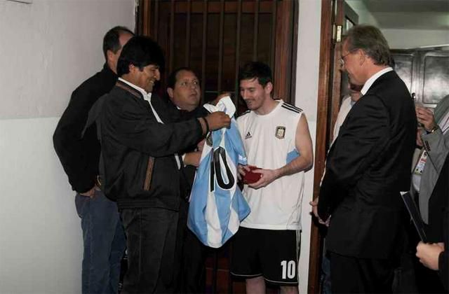 Messi alkalmi viseletben fogadja Morales elnököt (Fotó: Reuters)