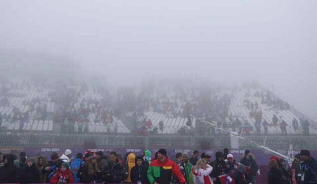 Nem sok néző ment ki a hódeszkások versenyére, de legalább ők sem látnak semmit (Fotó: Reuters)
