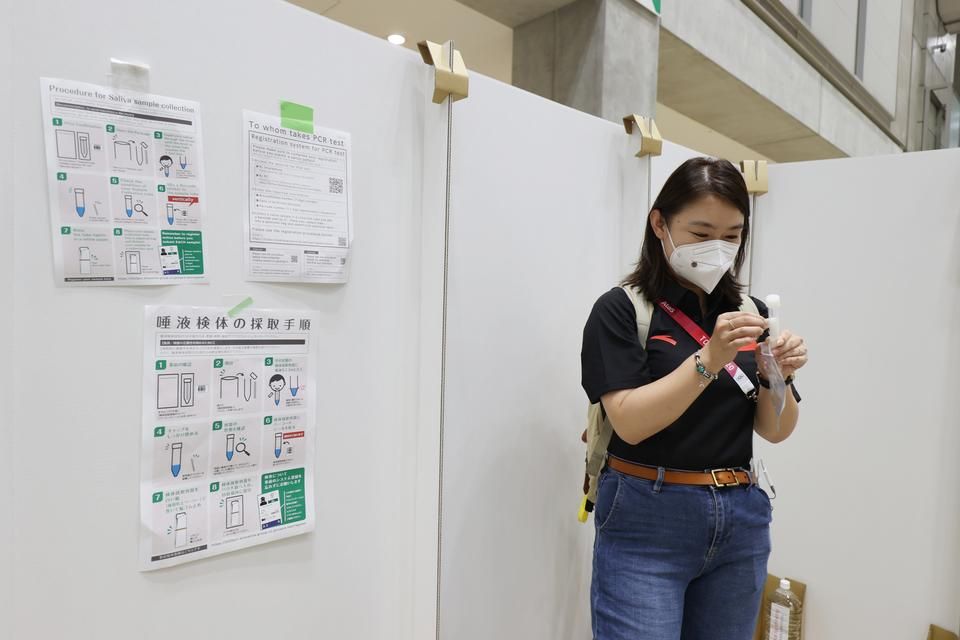 Ami otthon a PCR-teszt, az Japánban a „nyáladzós” (Fotó: Tumbász Hédi)