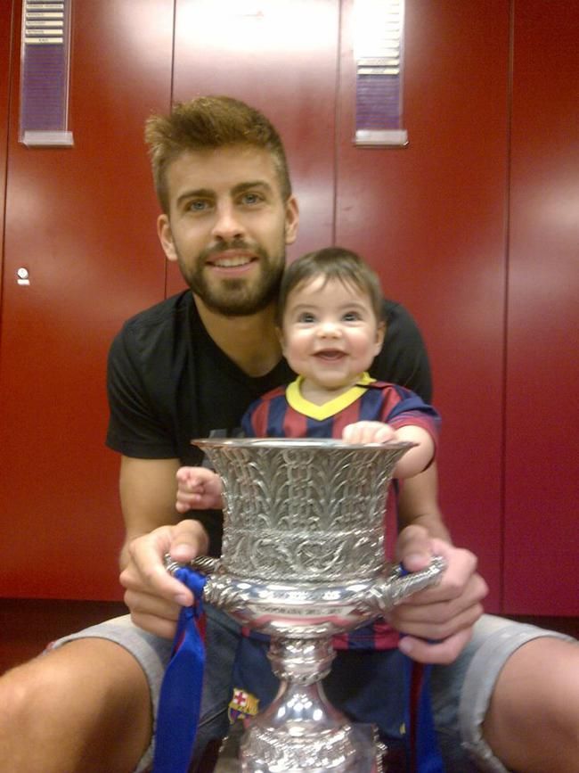 Apa és fia a trófeával (forrás: sport.es)