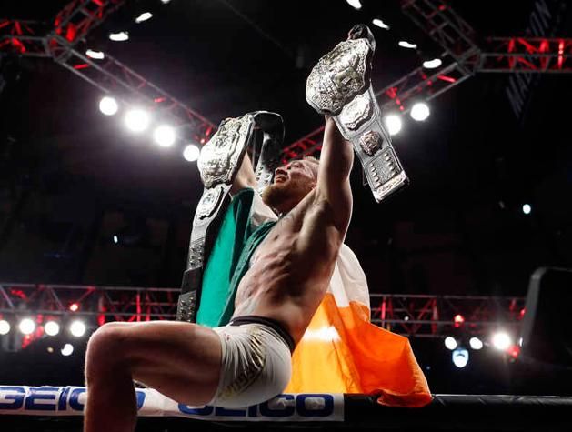 McGregor a két világbajnoki övvel (Fotó: Reuters)