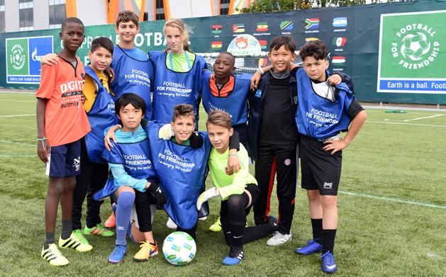 A kék csapat – álló sor, balról a harmadik Yaakobishvili Antal (Fotó: footballforfriendship.com)