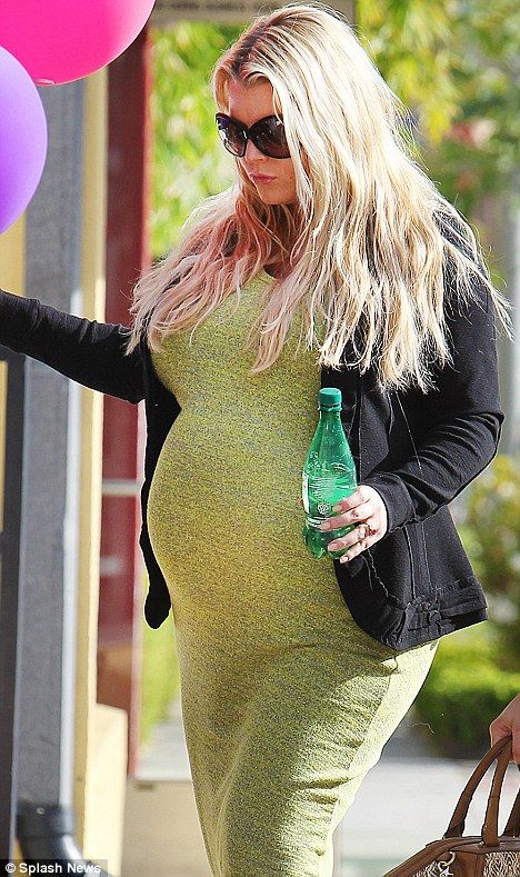 Jessica Simpson, a terhesség utolsó szakaszában (Fotó: Daily Mail)