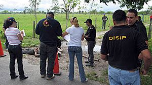 A venezuelai rendőrség találta meg a holttesteket (fotó: skynews.com)