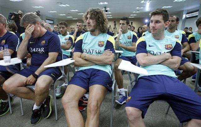 Jordi Roura, Carles Puyol és Lionel Messi az első sorból hallgatták a bejelentést (Fotó: Reuters)