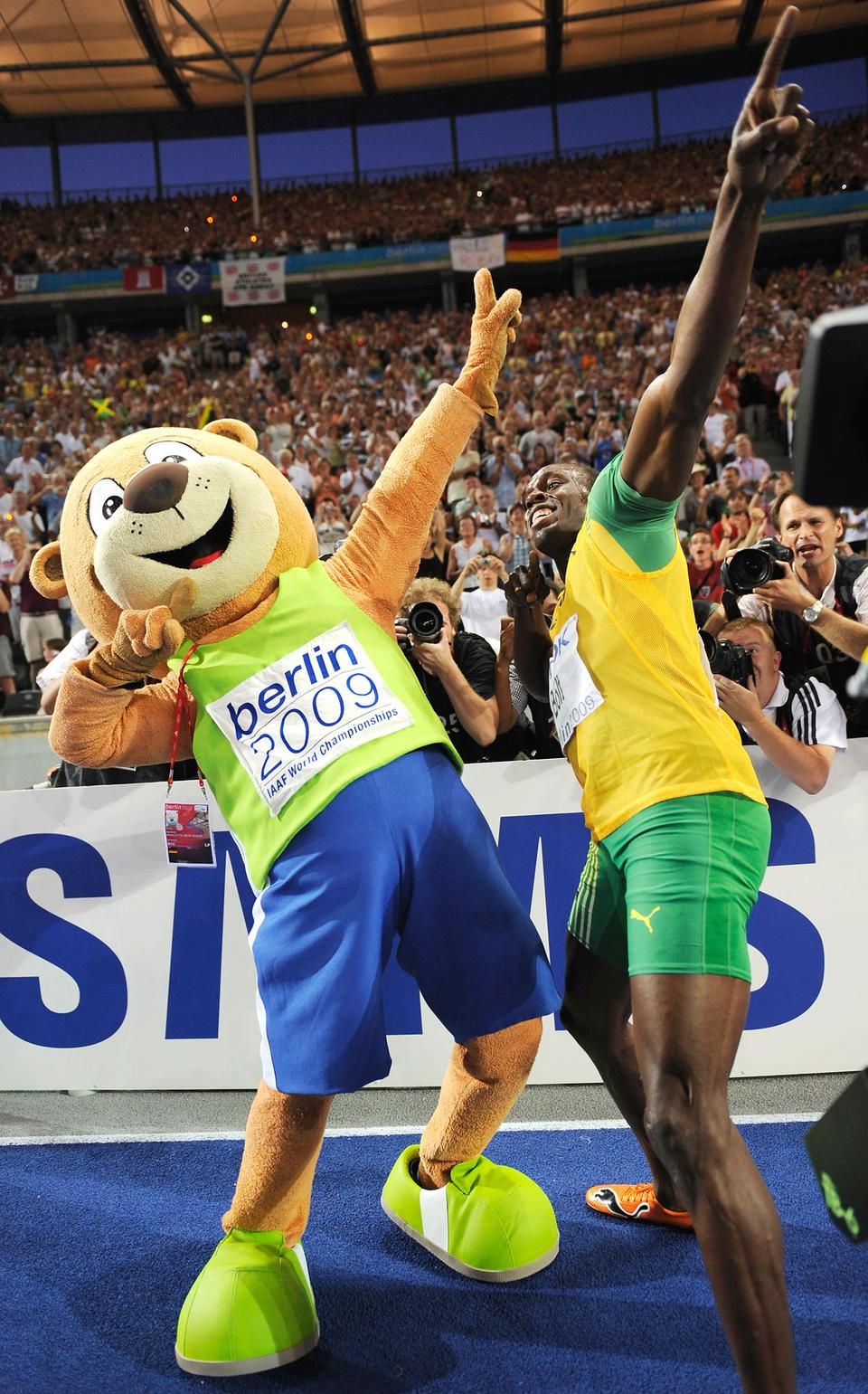 …együtt pózolt és együtt is futott a világ leggyorsabb emberével (Fotó: AFP)