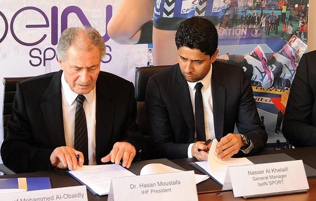 Hasszan Musztafa, az IHF elnöke és al-Kelaifi a szerződés aláírásakor (Fotó: IHF)