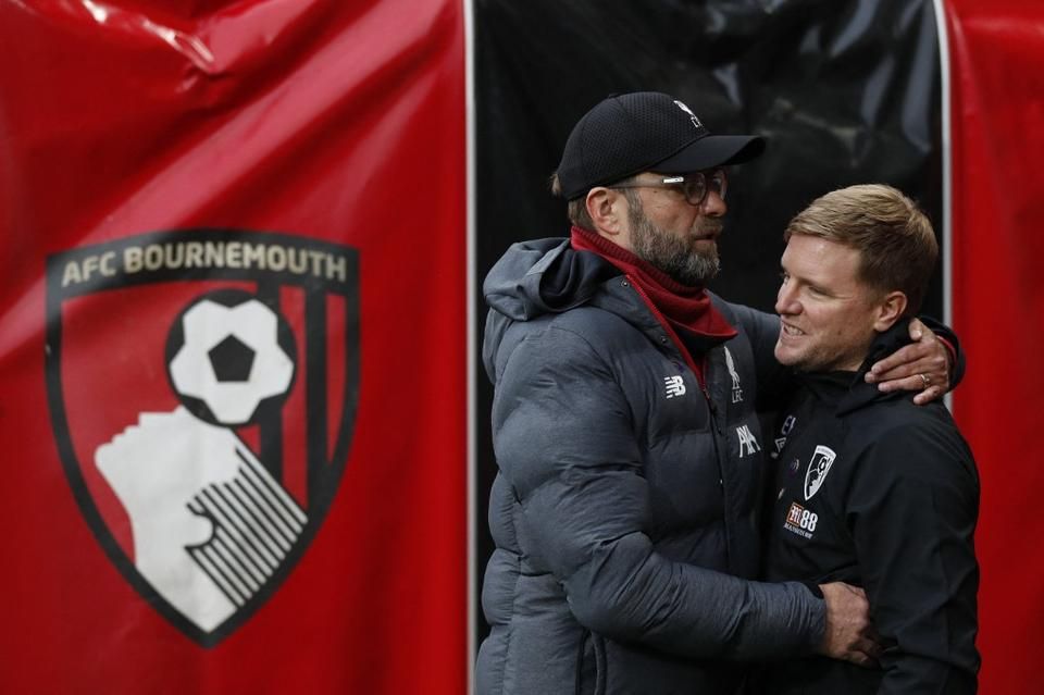 Jürgen Klopp és Howe hosszú évek óta jó viszonyt ápolnak, az angol tréner az elmúlt egy évben többször vendégeskedett is Liverpoolban (Fotó: AFP)