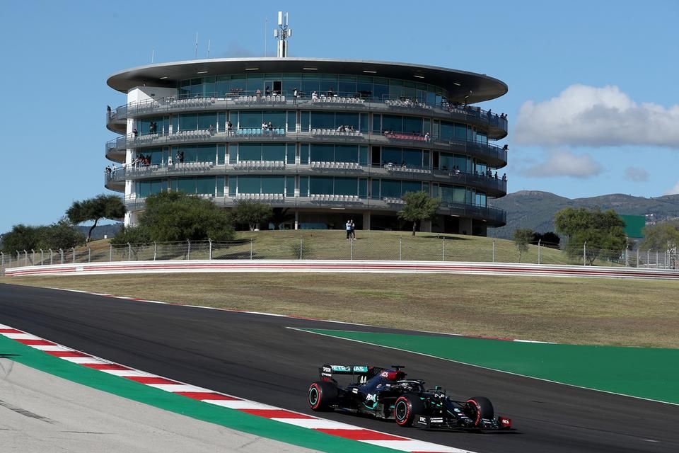 Lewis Hamilton második edzése félresikerült (Fotó: AFP)