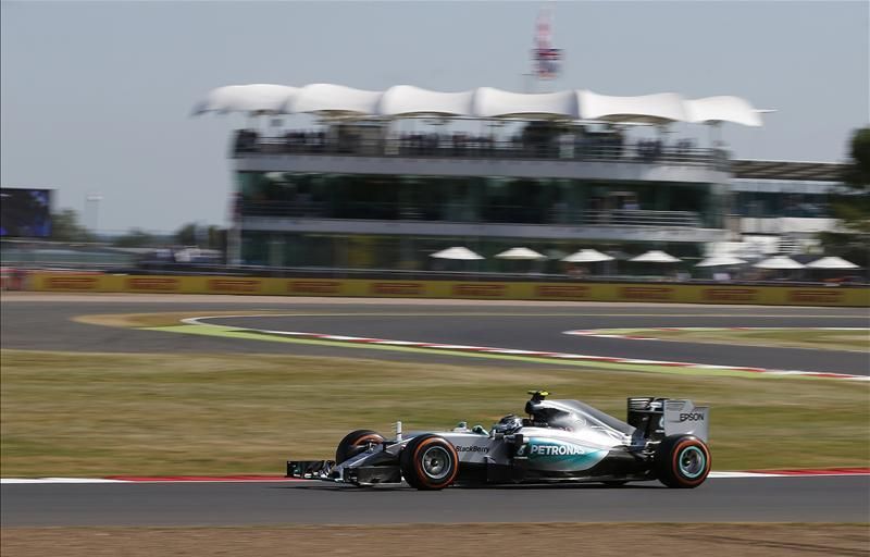 Pénteken Nico Rosberg volt az ász Silverstone-ban, de a fontos események szombaton és vasárnap történnek (Fotó: Reuters)