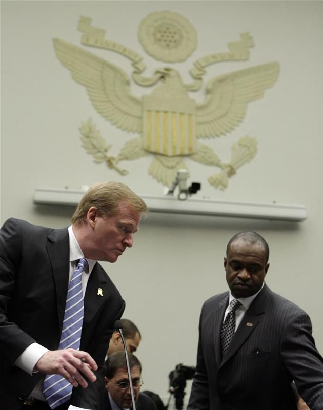 Roger Goodell NFL-komisszárius és DeMaurice Smith
kongresszusi meghallgatáson (Fotó: Reuters)