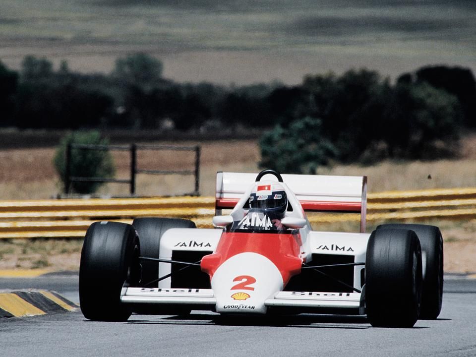 Alain Prost az első vb-címe felé száguld 1985-ben a McLaren-TAG Porschéval Dél-Afrikában (Fotó: AFP)