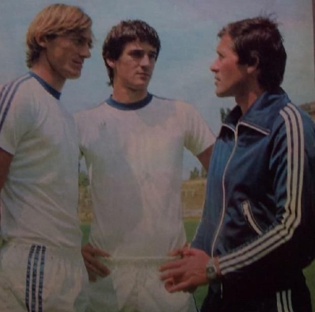 Az 1977–1978-ban bajnoki bronzérmes MTK-VM vezetőedzőjeként magyaráz játékosai közül Borsó Jánosnak (balra) és Aszalai Imrének