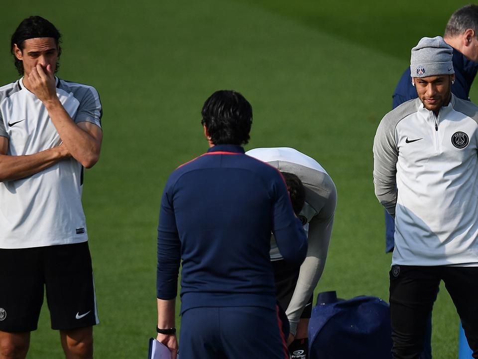 Unai Emery eligazít a Bayern-meccs előtti edzésen, Cavani és Neymar hallgatja (Fotó: AFP)
