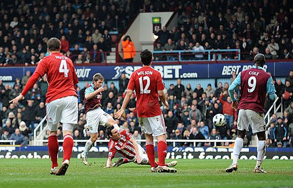 Thomas Hitzlsperger csapata (West Ham) harmadik gólját szerzi a Stoke elleni hazai 3–0-s sikerrel végződő mérkőzésen. 
A „kalapácsosok” két hazai sikerükkel elmozdultak a kieső helyekről (Fotó: whoateallthepies.tv)