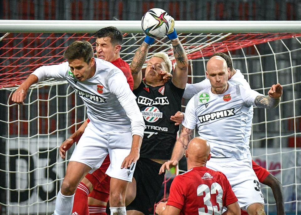 Emlékezetes mérkőzést játszott novemberben a DVSC és a Budapest Honvéd Debrecenben: noha Gróf Dávid, a Loki kapusa három gólt is kapott az első félidőben, a mérkőzést a házigazda nyerte meg 5–3-ra (FOTÓ: MEDER ISTVÁN)