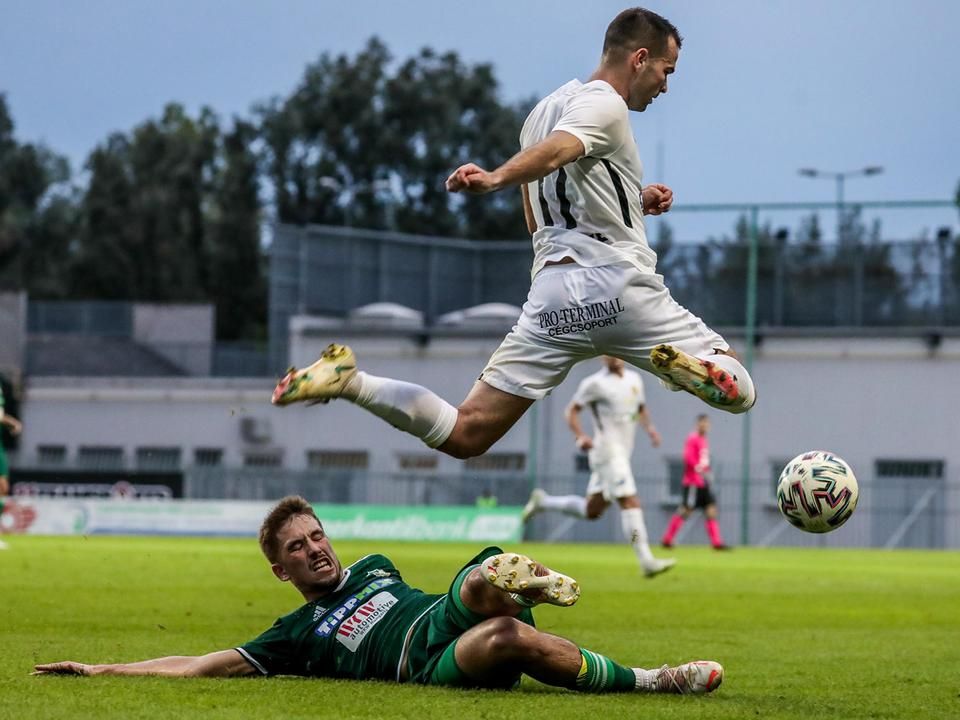 Küzdelmes meccset játszott egymással a zöld mezes ETO és a fehérben játszó Soroksár (Fotó: Huszár Gábor/Kisalföld)