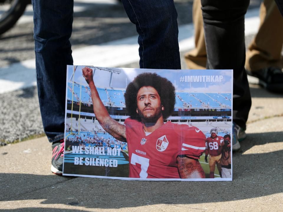 Amerika-szerte sokan kiállnak Colin Kaepernick mellett (Fotó: AFP)