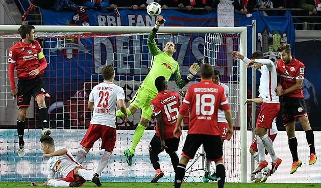 Gulácsiék az esti, idegenbeli sikerrel hat ponttal megléphetnek a Bayerntől (Fotó: AFP)