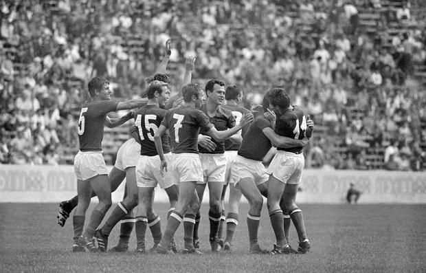 A magyar együttes gólöröme az 1968-as mexikóvárosi olimpián: Fazekas László (7) és társai aranyérmesek lettek (Fotó: MTI)