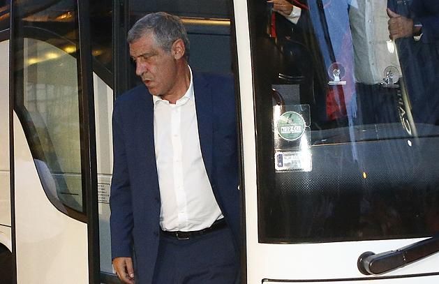 Fernando Santos szövetségi kapitány hagyja el a csapatbuszt (Fotó: Földi D. Attila)